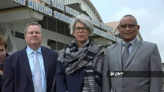 ፍሉይ ልኡኽ ኣመሪካ ኣብ ቀርኒ ኣፍሪካ ማይክ ሃመር (ፀጋም)፣ ከምኡ’ውን ፍልይቲ ልእኽቲ ሕብረት ኣውሮጳ ኣኒታ ወይበር (ማእኸል) ምስ ዶክተር ደብረፅዮን (የማን) 