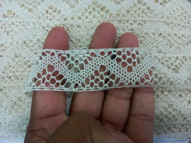 පිච්ච මල, බකිනි මල, කපුරු මල, අලි අඩිය, ලේන හත්ත, චීන රේන්දය, නූල්පෙත්ත, රඹටන් පෙත්ත, නියපොත්ත, අඩු පිච්ච, ඇද ලියවැල, ලියවැල් පිච්ච යන නම් වලින් ඉන් කරන නිර්මාණ හඳුන්වනු ලබයි.