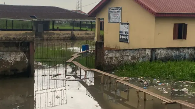 Wooden bridge wey dem build ontop flood water 