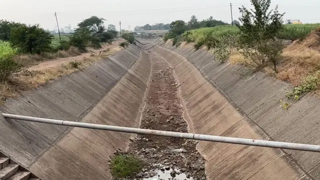 पावसाअभावी खटामधील पाट कोरडे पडलेत.