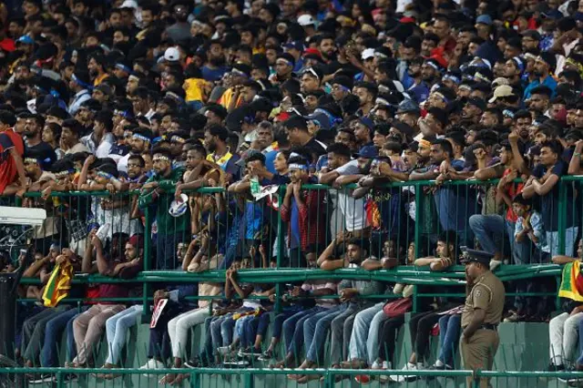 මහනුවර පල්ලෙකැලේ ජාත්‍යන්තර ක්‍රිකට් ක්‍රීඩාංගණයේ පැවති තරගය නැරඹීම සඳහා 30,000 කට අධික ප්‍රේක්ෂකයින් සංඛ්‍යාවක් පැමිණ සිටියහ.