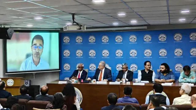 দিল্লির এফসিসিতে শেখ হাসিনা ও আওয়ামী লীগ কর্মীদের সাংবাদিক সম্মেলন