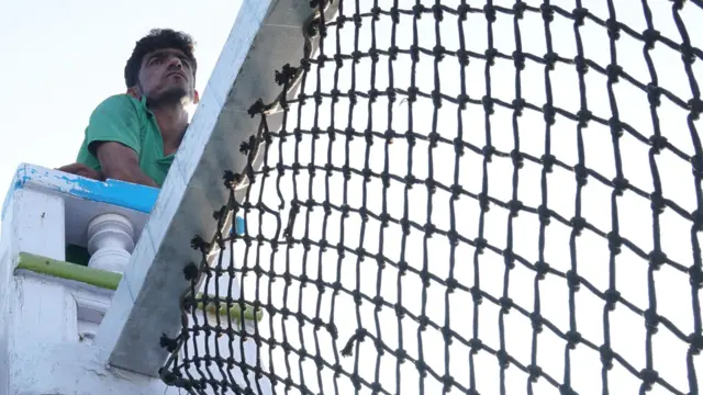 کاپیتان قاسم با تور ماهیگیریش