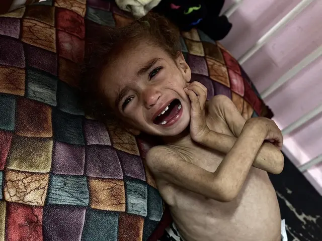 La niña Mayar el Arca llora.