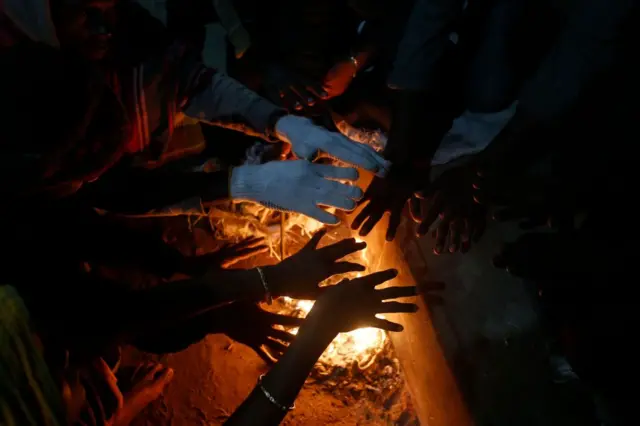 ঘন কুয়াশার কারণে দিন রাতের তাপমাত্রা কমে যাচ্ছে 