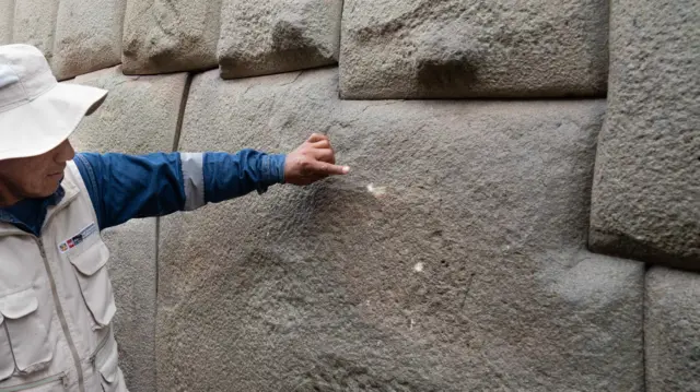 O ministro da Cultura do Peru mostra os danos causados ​​à pedra dos 12 ângulos