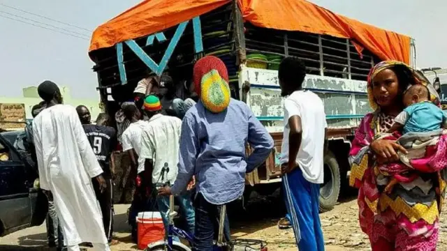 খার্তুম ছাড়ছে মানুষ। 