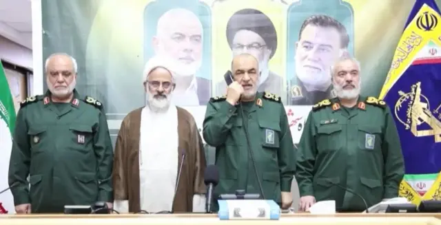 Capturacasas de apostas que aceitam boletotela da mídia estatal iraniana mostrando o comandante-em-chefe do Corpo da Guarda Revolucionária Islâmica do Irã (IRGC), Maj-Gen Hossein Salami (segundo à direita), ordenando um ataque com mísseis balísticos contra Israel