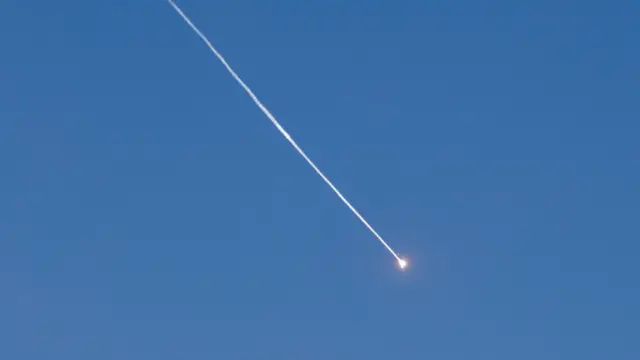 İran füzesi gökyüzünde görülüyor.