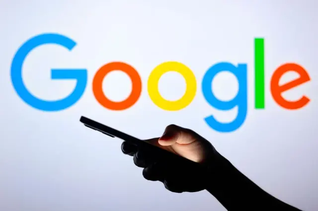 အွန်လိုင်းရှာဖွေမှုလုပ်ရာမှာ ဂူဂဲလ်ဟာ သူတို့သာ အလိုအလျောက် ဦးစားပေး ဖြစ်စေဖို့ ဒေါ်လာ သန်းထောင်ပေါင်းများစွာ အသုံးပြုနေ 