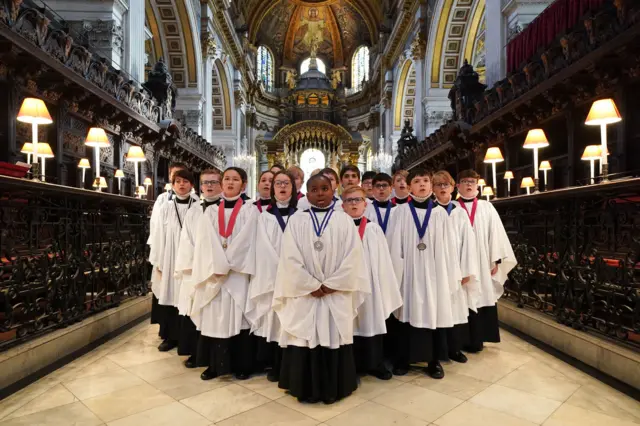 یک گروه کر مختلط برای اولین بار در تاریخ ۹۰۰ ساله کلیسای جامع سنت پل لندن در مراسم کریسمس، دسامبر ۲۰۲۴