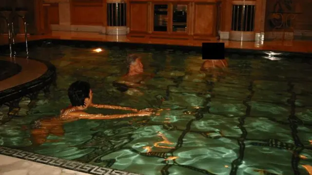 Билл Клинтон и Гислейн Максвелл в крытом бассейне на расстоянии около метра друг от друга. На таком же расстоянии от Клинтона — персона, чье лицо скрыто, однако на теле видны завязки от купальника