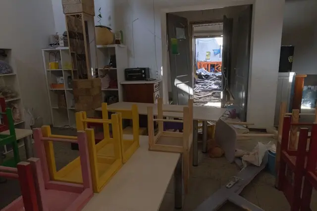 Sala de creche destruída na Ucrânia.
