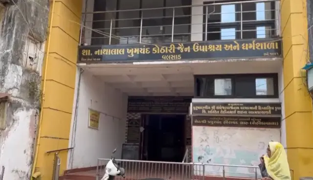 નમક સત્યાગ્રહ, ધરાસણા, દાંડી, મહાત્મા ગાંધી, કૉંગ્રેસ, સરદાર પટેલ, સરોજીની નાયડુ, અબ્બાસ તૈયબજી, વડાલા, અત્યાચાર, લાઠીચાર્જ, બ્રિટિશ, સ્વાતંત્ર્ય સંગ્રામ, બ્રિટિશ રાજ, અહિંસા