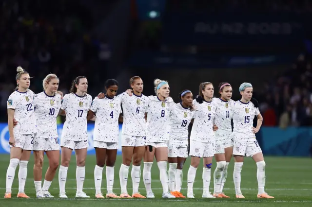 Les membres de l'équipe nationale américaine se tiennent côte à côte lors de la séance de tirs au but de la Coupe du monde contre la Suède