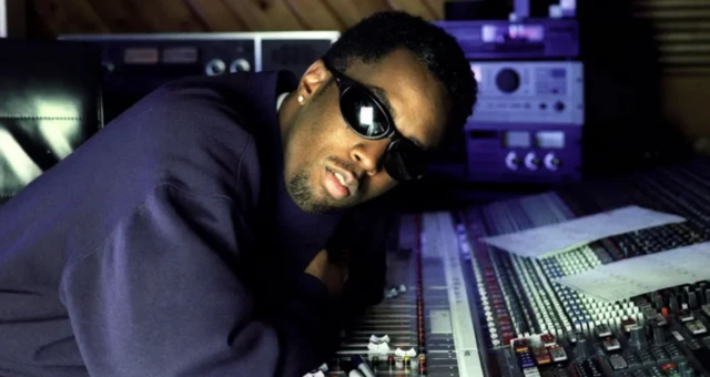 Combs, 1993 yılında Bad Boy Records ile bir gecede milyoner oldu, ünlü isim müzik masasında fotoğraf çektiriyor. Gözünde güneş gözlüğü var.