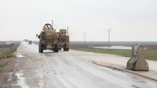 بحسب مصدر أمني من قوات سوريا الديمقراطية، تتجه حافلات ومركبات أمريكية تنقل مقاتلين من تنظيم الدولة الإسلامية من سوريا إلى العراق، في مدينة القامشلي السورية، بتاريخ 7 فبراير/شباط 2026. رويترز/أورهان قرمان.