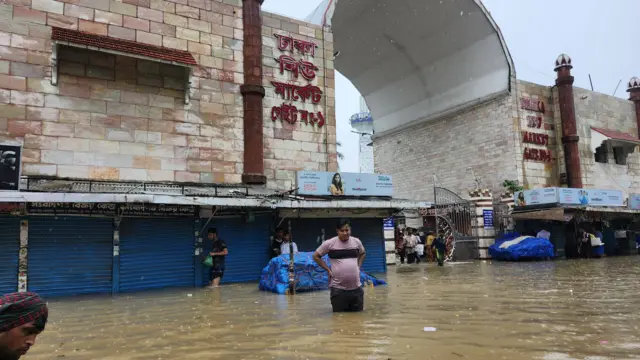 ঢাকা নিউ মার্কেটের সামনের সড়ক পানিতে প্লাবিত হয়ে গেছে। 