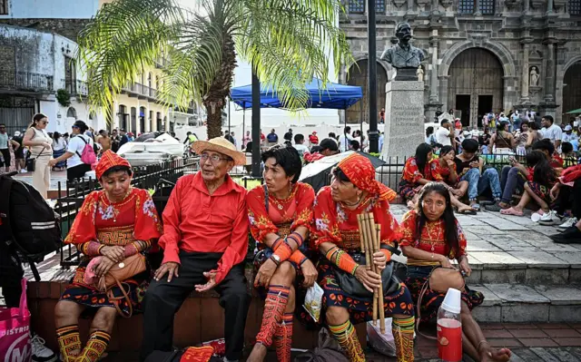 Cinco gunas, vestidos con sus atuendos tradicionales, sentados en la Plaza de la Independencia en el casco antiguo de la ciudad de Panamá el 28 de septiembre de 2025. (Foto de MARTIN BERNETTI/AFP a través de Getty Images)