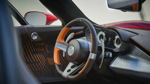 روی فرمان ۳۳ استراداله هیچ دکمه‌ای وجود ندارد