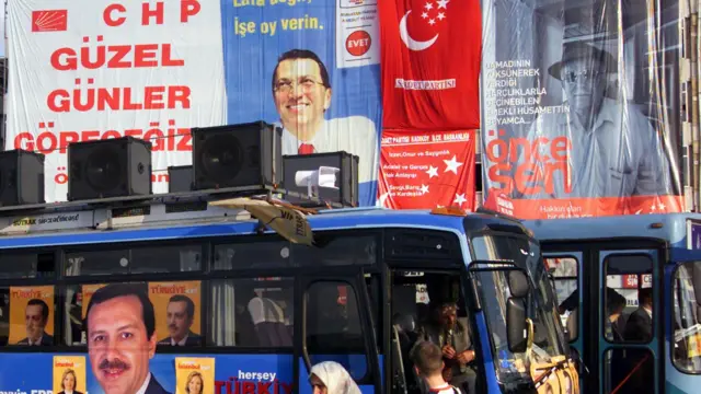 1 Kasım 2002'de İstanbul'daki CHP, ANAP, SP ve AKP'nin seçim afişleri 