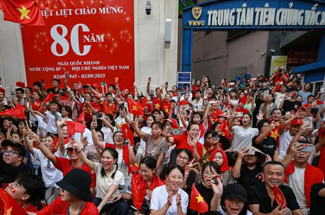 Người dân hò reo khi lực lượng diễu binh, diễu hành nhân kỷ niệm 80 năm Cách mạng Tháng Tám và Quốc khánh 2/9 tiến vào