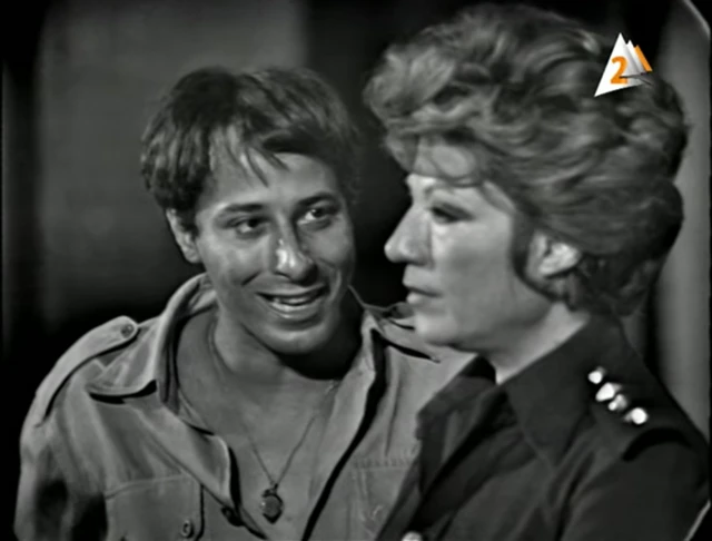 الفنان صلاح السعدني أمام الفنانة سميحة أيوب في مسرحية "العمر لحظة" 1974