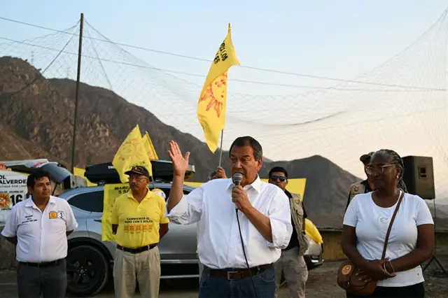 Jorge Nieto se dirige a sus seguidores micro en mano en un mitin. Tras él, un grupo de personas.