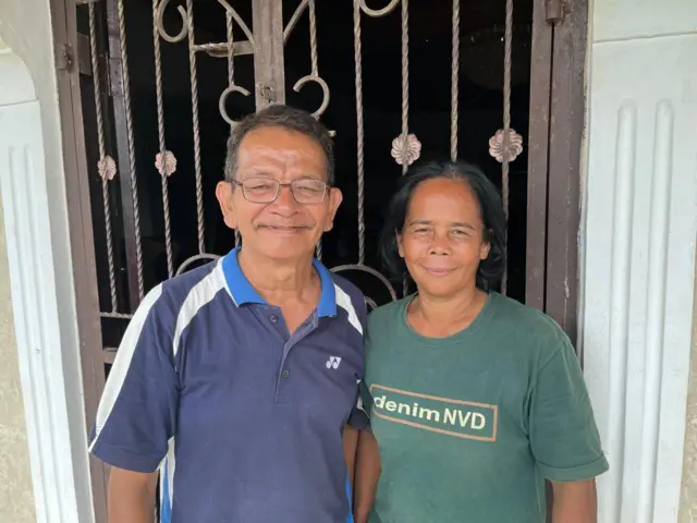 Robin Sitompul [kiri] bersama istrinya [kanan] menyediakan kediamannya sebagai ruang berteduh sementara ratusan pengungsi yang kehilangan tempat tinggal di Hutanabolon. Ia juga menjadikan rumahnya sebagai kebaktian Minggu karena gereja masih belum bisa digunakan.