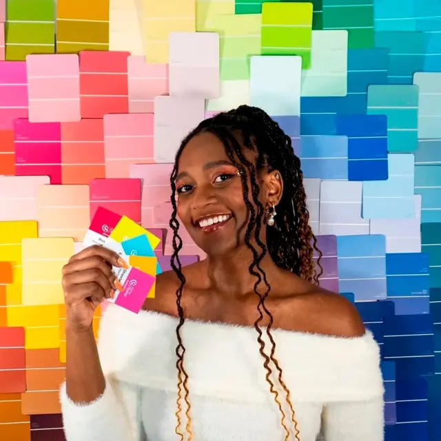 Стилістка Міка Ламсден