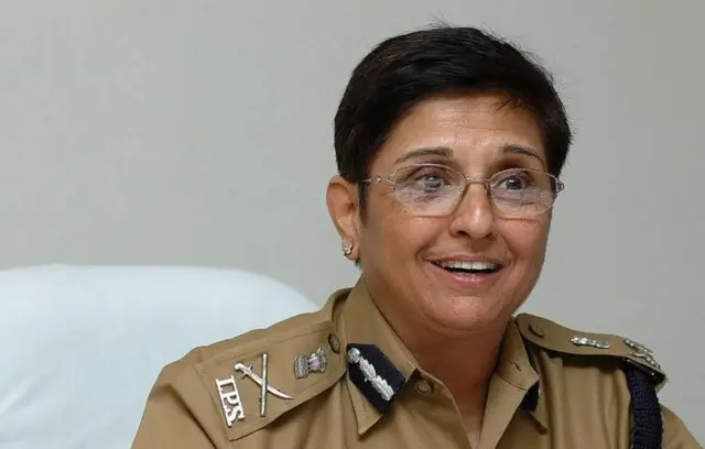 चार्ल्स शोभराजला खास तरतूदी अंतर्गत टाईपरायटर पुरवल्याबद्दल किरण बेदींवर बदलीची कारवाई झाली. 