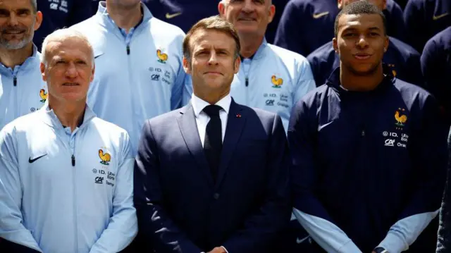 Le président français, Emmanuel Macron (au milieu), a rendu visite à l'équipe de France avant son départ pour l'Euro.
