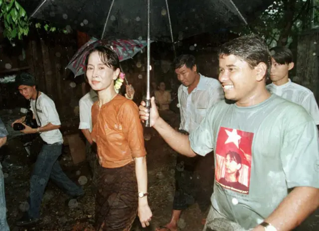 ဒေါ်စုနဲ့ ဒေါ်စုလူတွေကြားက ဆက်ဆံရေးဟာ egalitarian ဖြစ်လှတဲ့ သာတူညီမျှ လူ့အဖွဲ့အစည်းမျိုး ထူထောင်ထားတာ ဖြစ်တယ်လို့ အလန်ကလဲမန့်စ် ပြော