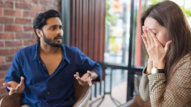 आत्महत्या के कुल मामलों में पुरुष ज्यादा हैं लेकिन एक्सपर्ट मानते हैं कि महिलाओं की मानसिक पीड़ा अलग तरह से दिखती है. (प्रतीकात्मक फोटो)