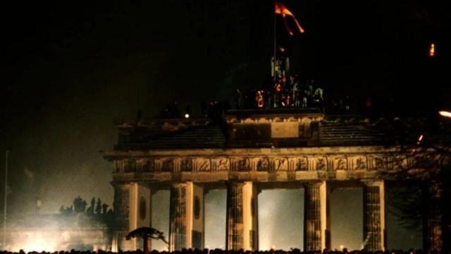 محتفلون عند بوابة براندنبورغ يحتفون بالعام الجديد الأول في برلين الموحدة منذ الحرب العالمية الثاني