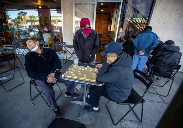 Chơi cờ tướng bên đường phố ở Little Saigon, Westminster, California, Mỹ