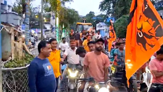 বুলডোজার নিয়ে মিছিল