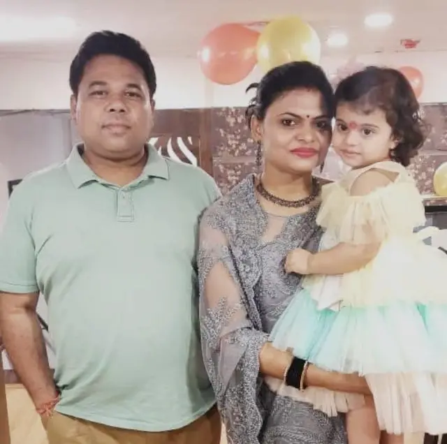 मीनू सिंह अपने पति और बच्चे के साथ