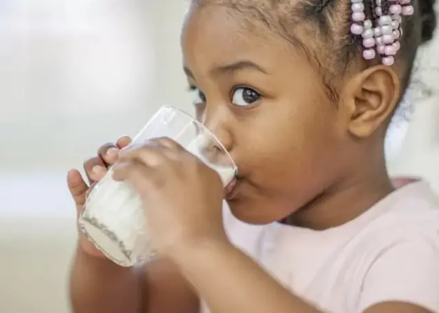 Une fille buvant du lait