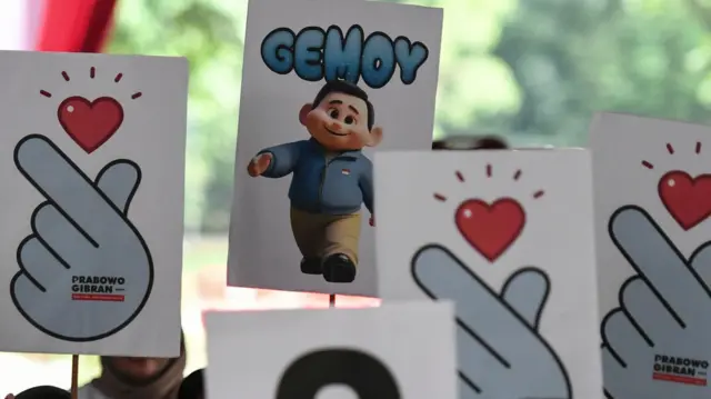 Sejumlah penjahit yang tergabung dalam Penjahit Indonesia Raya membawa spanduk saat pengukuhan Penjahit Indonesia Raya di depan kediaman calon presiden nomor urut 2 Prabowo Subianto, Jakarta, Minggu (14/1/2024).