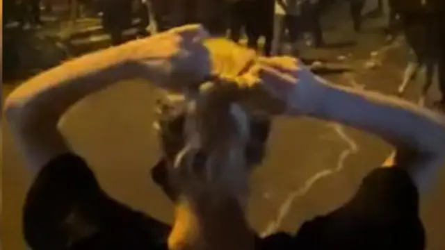 دختری که مویش را می‌بندد