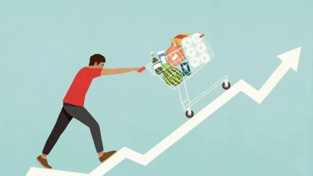 নিত্যপণ্যের বাড়তি দামের সাথে তাল মেলাতে হিমশিম খাচ্ছে মানুষ।