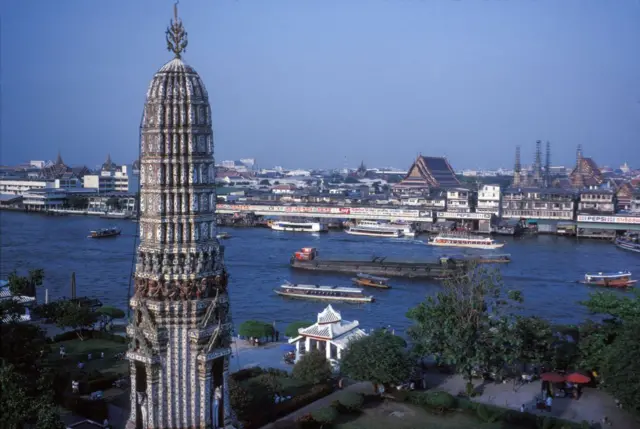 Quang cảnh bên chùa Wat Arun, phía trước sông Chao Phraya ở Bangkok vào tháng 2/1990