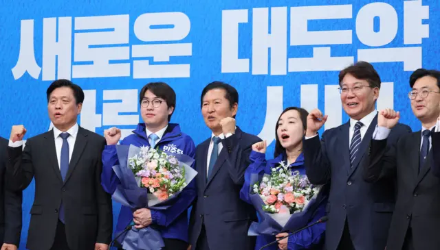 정청래 더불어민주당 대표가 29일 서울 여의도 국회에서 열린 민주당 인재 영입식에서 하정우 전 청와대 AI수석과 전은수 전 청와대 대변인과 기념 촬영을 하고 있다