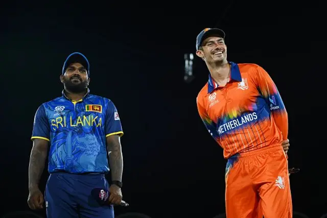 කාසියේ වාසිය දිනු නෙදර්ලන්ත කණ්ඩායම පළමුවෙන් පන්දුවට පහර දීම සඳහා ශ්රී ලංකා කණ්ඩායමට ආරාධනා කරන ලදී.