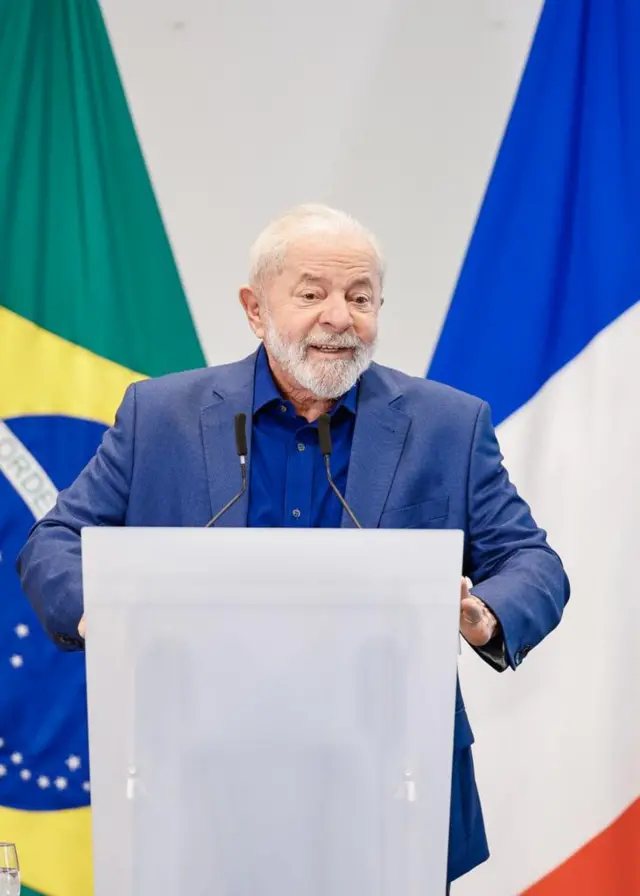 Lula discursando na França