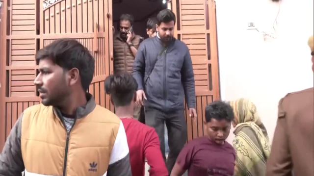 घटनास्थल से बाहर निकलती पुलिस