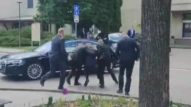 पीएम को गोली लगने के बाद उनके सुरक्षा घेरे के लोगों ने उन्हें गाड़ी में बैठाया