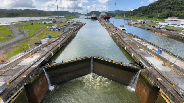 Voda teče kroz Panamski kanal dok teretni brod čeka