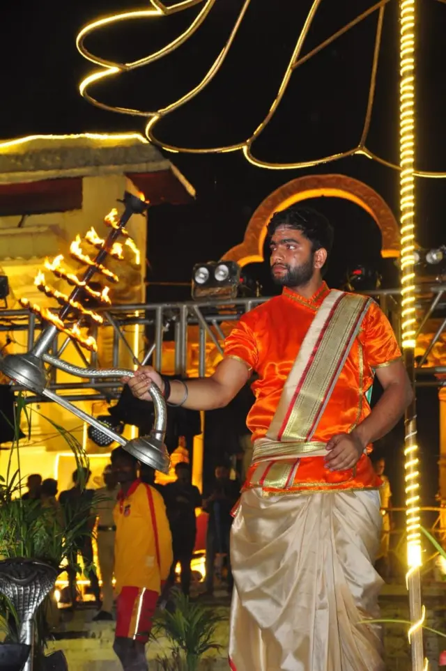 హారతి ఇస్తున్న పూజారి